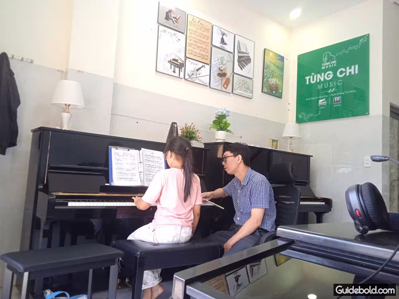 Thầy Tùng đang kèm chỉ học viên