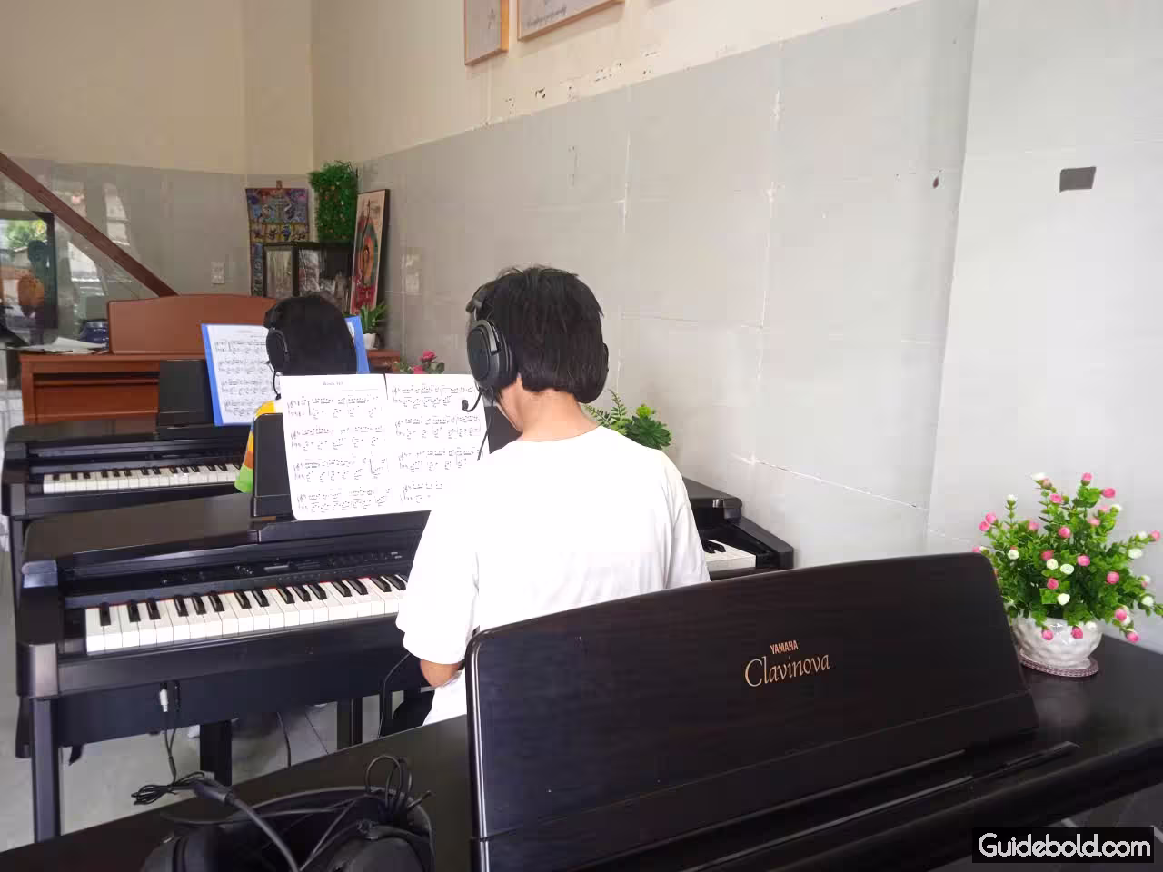 học viên đang học đàn piano tại lớp thầy Tùng