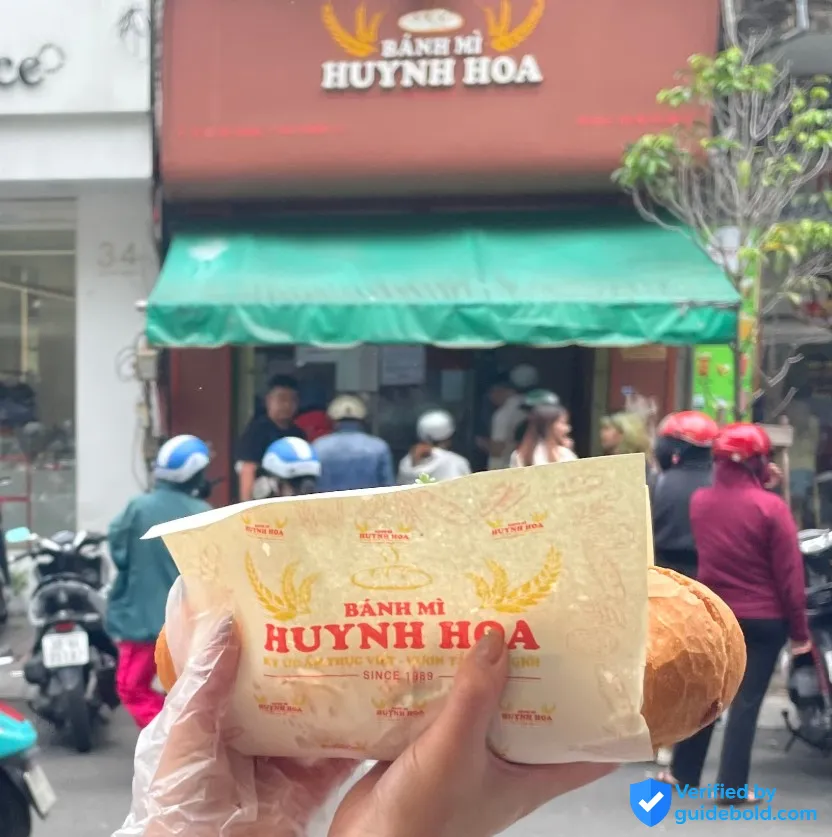 khách xếp hàng mua bánh mì Huỳnh Hoa